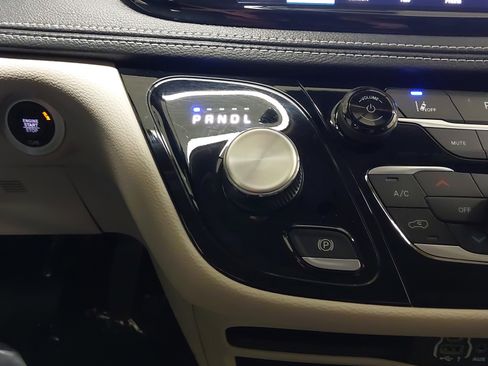 Used 2024 Chrysler Pacifica Select image 21