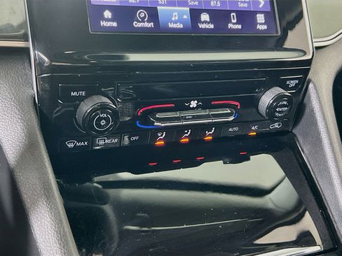 Used 2023 Jeep Grand Cherokee Laredo RWD image 15