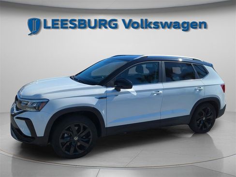 Certified 2023 Volkswagen Taos SE w/ Panoramic Sunroof Package image 5