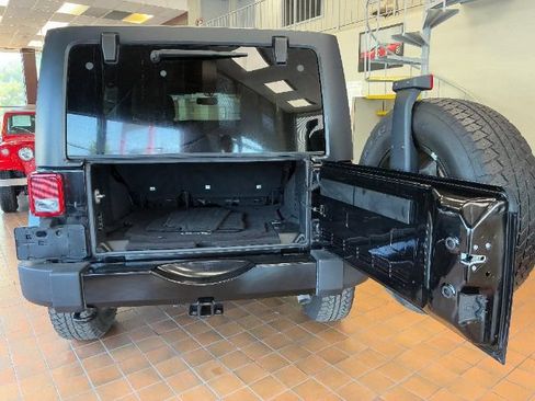 Used 2016 Jeep Wrangler Unlimited Sahara w/ Max Tow Package AWD/4WD image 11