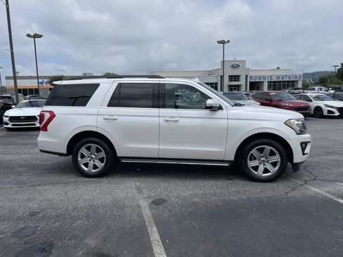 Used 2018 Ford Expedition XLT w/ Equipment Group 202A RWD image 2