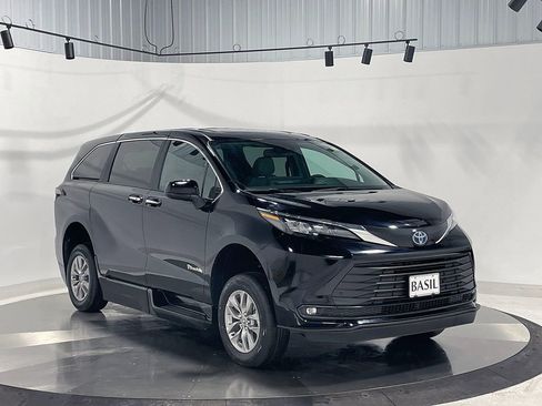 Used 2025 Toyota Sienna XLE image 45