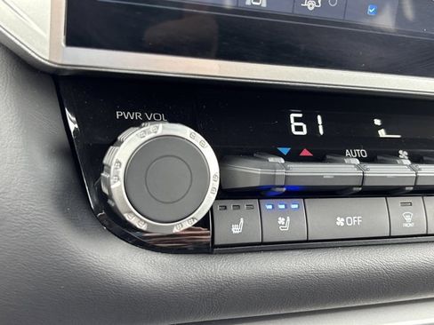 Used 2025 Toyota Tundra Platinum image 40