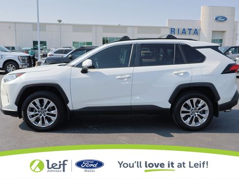 Used 2021 Toyota RAV4 XLE Premium image 13