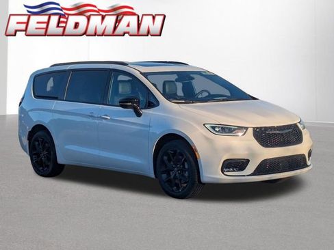 New 2026 Chrysler Pacifica Select image 1