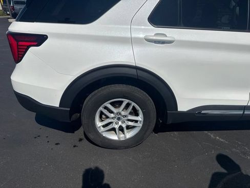 Used 2025 Ford Explorer Active AWD/4WD image 8