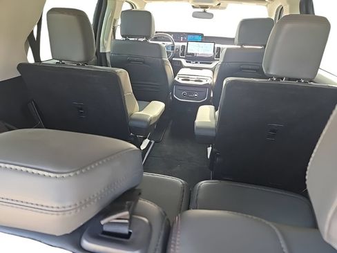Used 2025 Ford Expedition Active AWD/4WD image 22