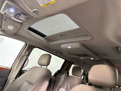 Used 2016 Chrysler Town & Country Touring-L image 2