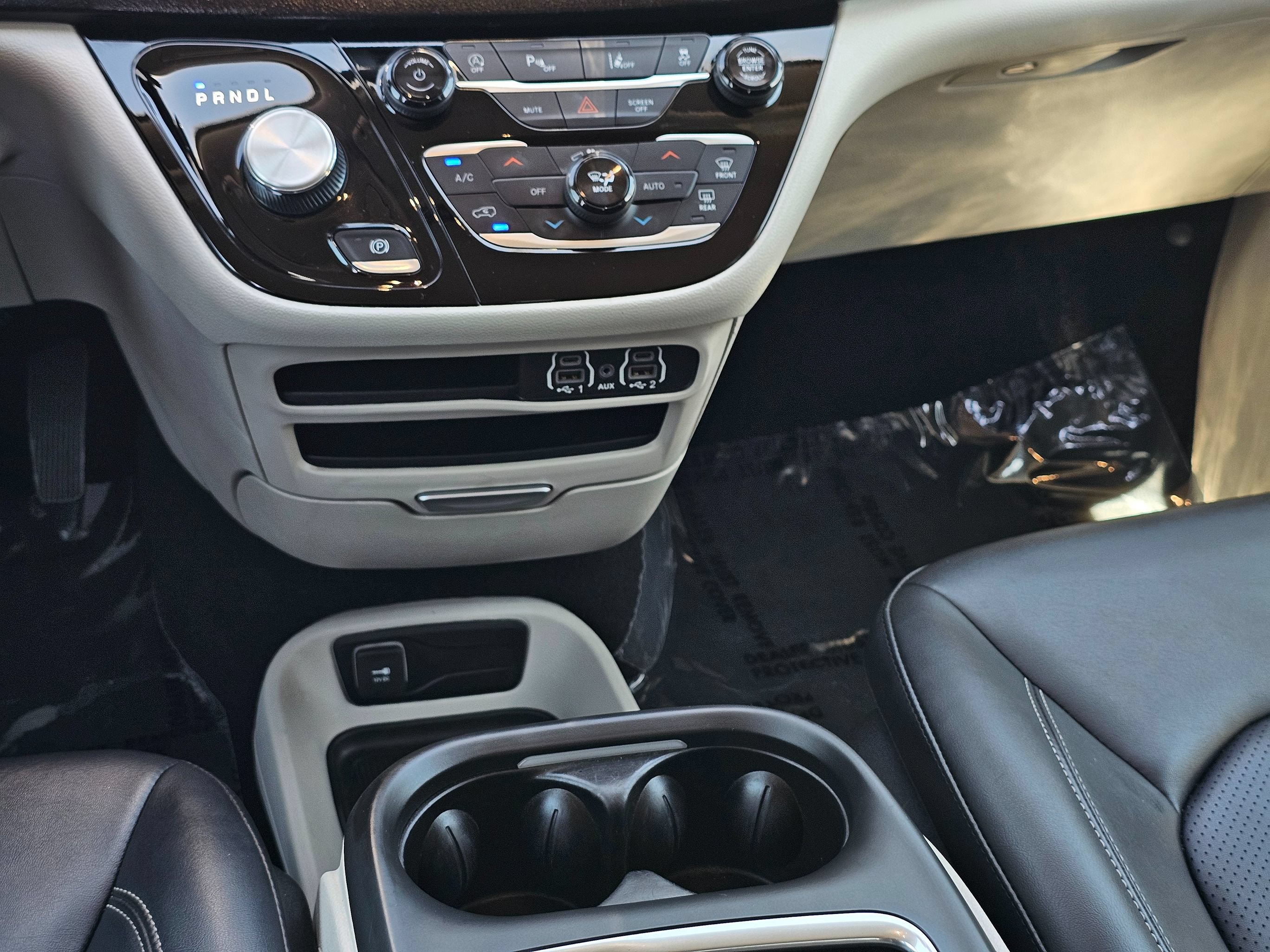 Used 2024 Chrysler Pacifica Touring-L FWD image 25