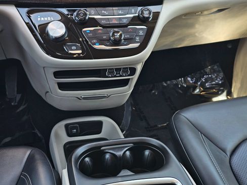 Used 2024 Chrysler Pacifica Touring-L FWD image 25