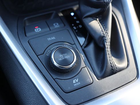 Used 2022 Toyota RAV4 LE image 33