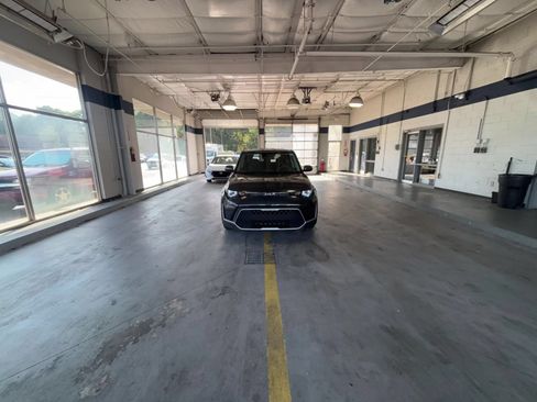Used 2025 Kia Soul LX w/ LX Technology Package FWD image 16