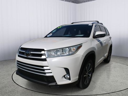 Used 2017 Toyota Highlander XLE image 4