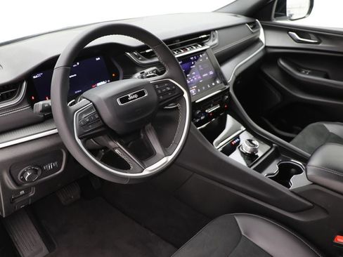 Used 2025 Jeep Grand Cherokee Altitude image 13