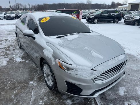 Used 2019 Ford Fusion SE image 3