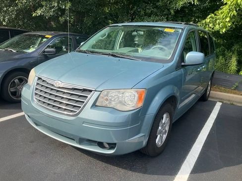 Used 2010 Chrysler Town & Country Touring FWD image 12