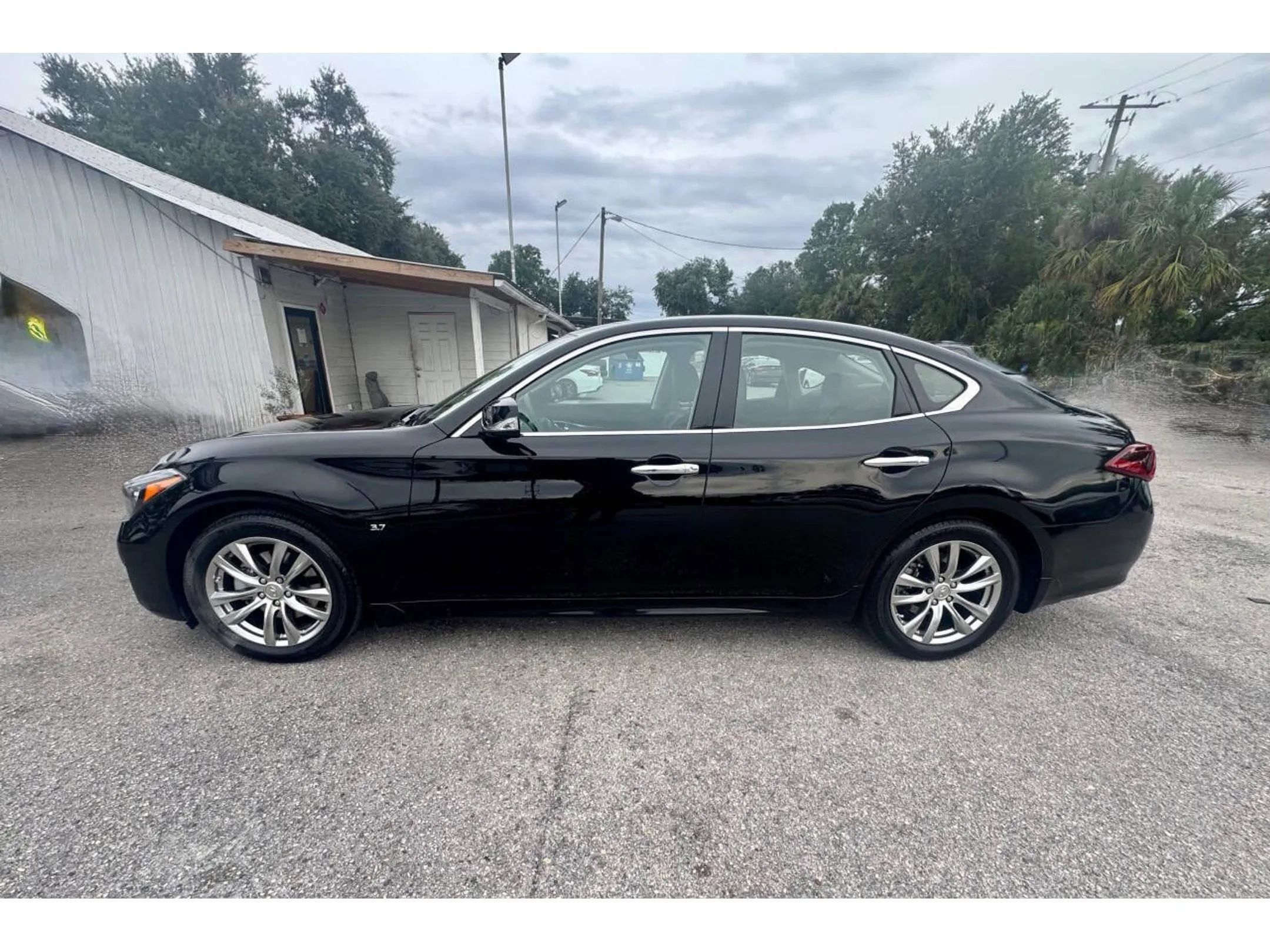 Used 2019 INFINITI Q70 Luxe RWD image 4