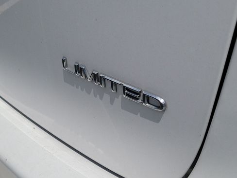 Used 2018 Chrysler Pacifica Limited FWD image 7