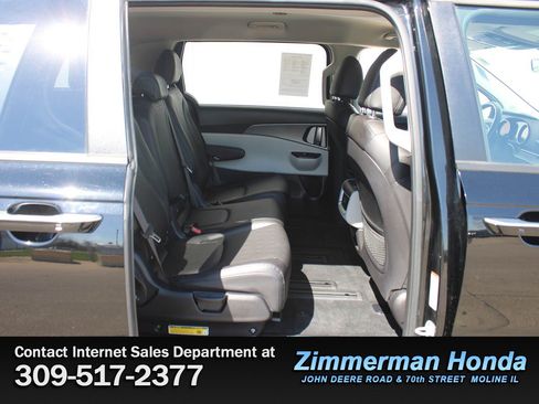 Used 2024 Kia Carnival LX FWD image 9