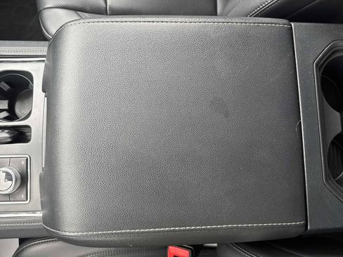 Used 2024 Ford Expedition XLT image 30