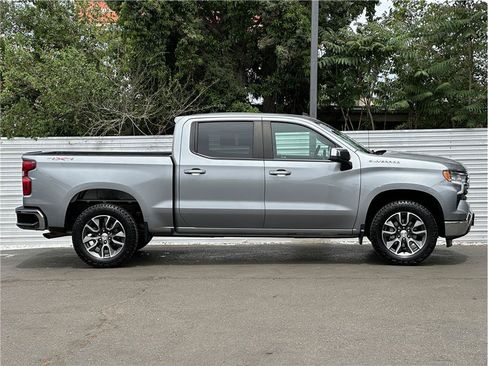 Used 2023 Chevrolet Silverado 1500 LT AWD/4WD image 9