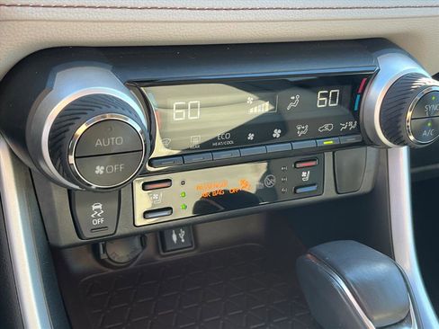 Used 2019 Toyota RAV4 Limited image 11