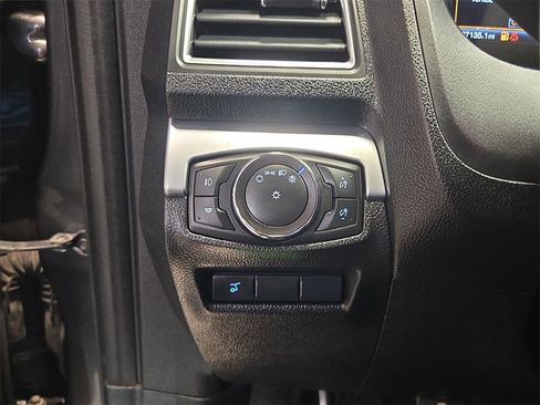 Used 2018 Ford Explorer Limited image 26