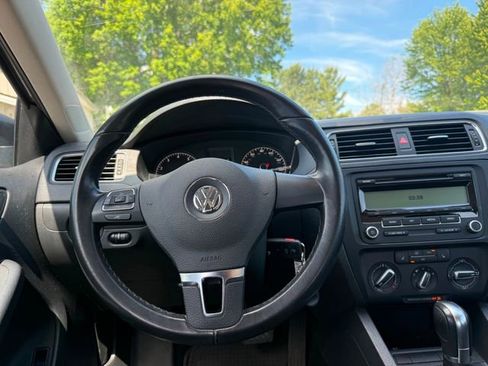 Used 2011 Volkswagen Jetta SE FWD image 9