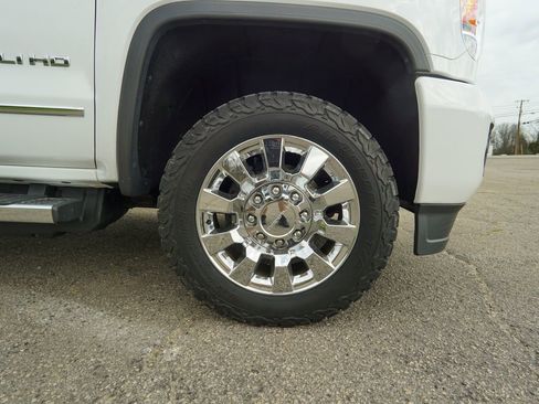 Used 2017 GMC Sierra 2500 Denali w/ Duramax Plus Package AWD/4WD image 11