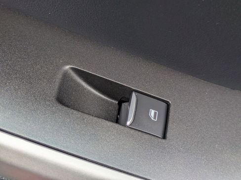 Used 2022 Ford Explorer XLT image 36