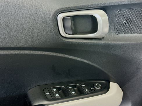 Used 2025 Hyundai Venue SEL image 15