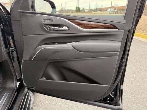 Used 2024 Cadillac Escalade Luxury image 15