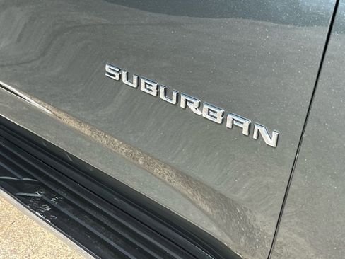 Used 2023 Chevrolet Suburban Premier image 8