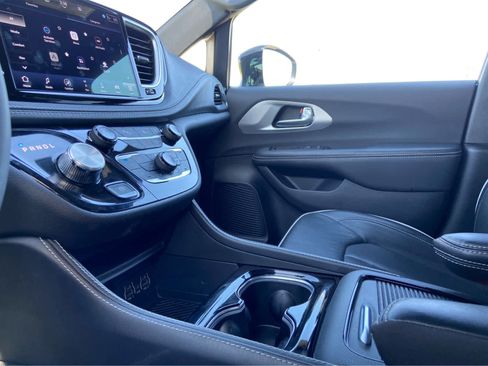 Used 2025 Chrysler Pacifica Limited FWD image 37
