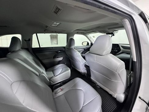 Used 2022 Toyota Highlander XLE AWD/4WD image 13