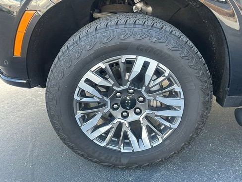 Certified 2025 Chevrolet Suburban Z71 AWD/4WD image 32