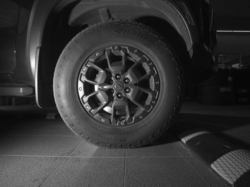 Used 2023 Nissan Frontier PRO-4X w/ Pro-4X Premium Package AWD/4WD image 17