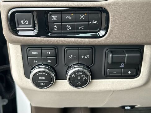 New 2026 GMC Yukon Denali w/ Denali Reserve Package AWD/4WD image 18