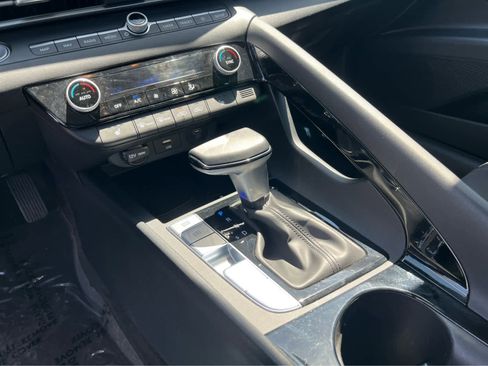 Used 2025 Hyundai Elantra SEL FWD image 37