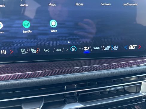 Used 2024 Chevrolet Traverse RS image 60
