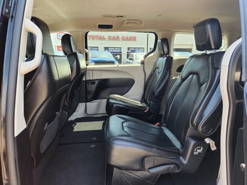 Used 2020 Chrysler Voyager Lxi image 13