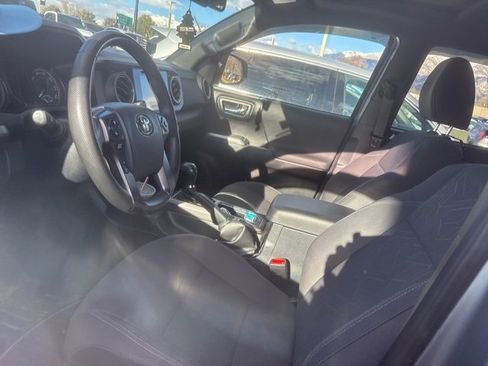 Used 2017 Toyota Tacoma TRD Off-Road w/ Premium & Technology Package image 3