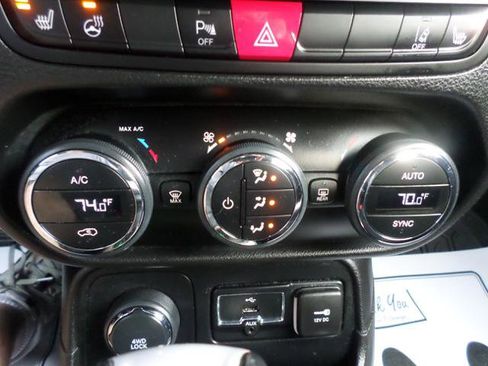 Used 2015 Jeep Renegade Limited w/ Advanced Technology Group image 13