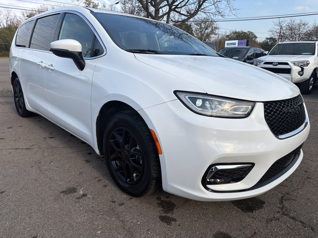 Used 2023 Chrysler Pacifica Touring FWD image 3
