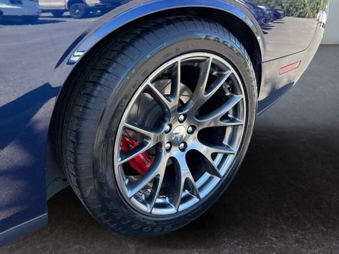 Used 2015 Dodge Challenger SRT RWD image 13
