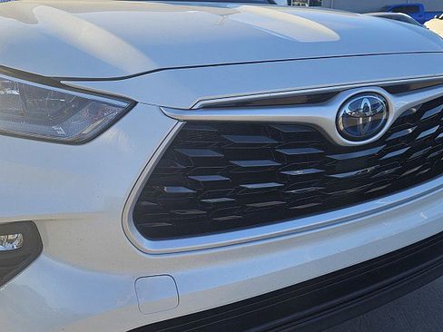 Used 2020 Toyota Highlander XLE image 3