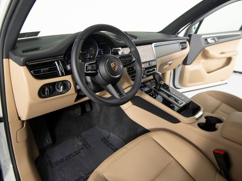 Certified 2025 Porsche Macan image 16