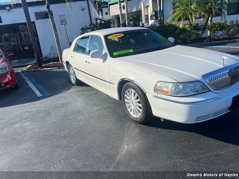 Used 2004 Lincoln Town Car Signature RWD image 2