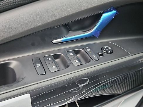 New 2025 Hyundai Elantra Limited image 17