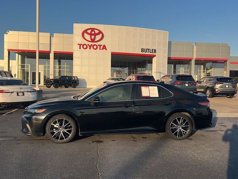 Used 2023 Toyota Camry SE image 3